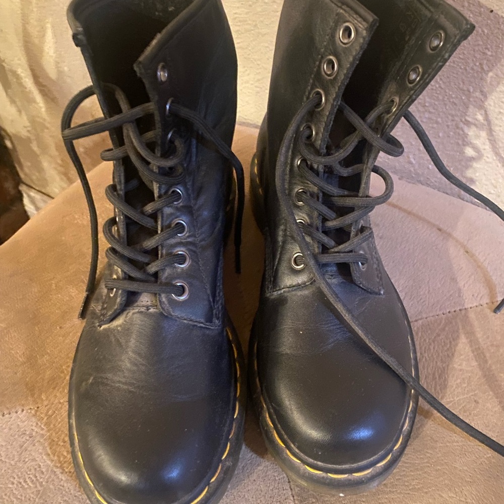 Dr marten 8 eyelid size us 8
